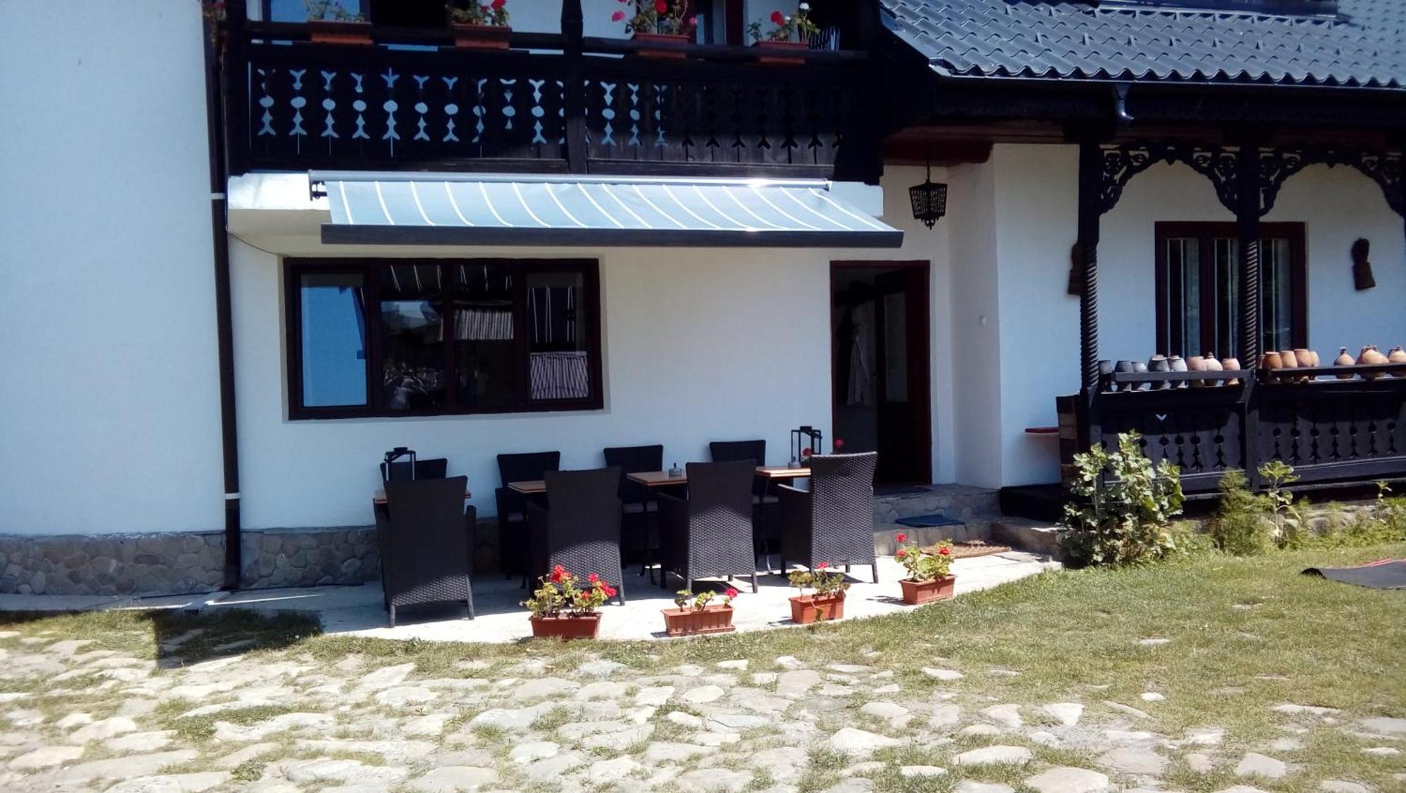 Bed & Breakfast Popamuseum Tarpesti Strada Muzeului Nr 28 Tirpesti Exterior photo