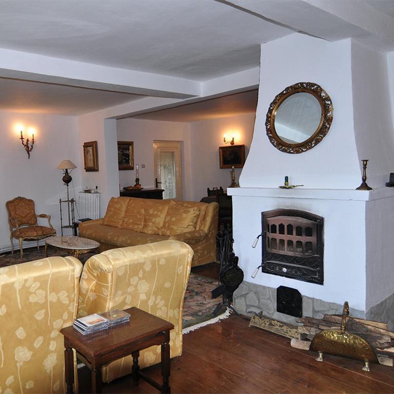 Bed & Breakfast Popamuseum Tarpesti Strada Muzeului Nr 28 Tirpesti Exterior photo