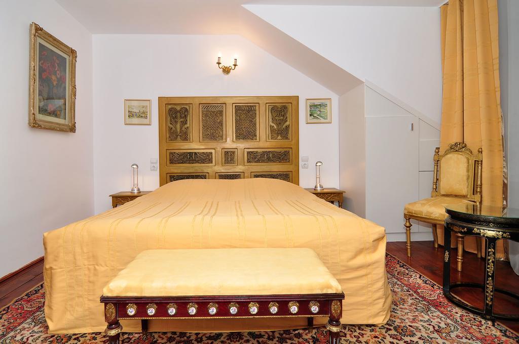 Bed & Breakfast Popamuseum Tarpesti Strada Muzeului Nr 28 Tirpesti Exterior photo