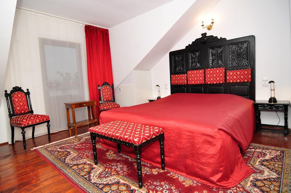 Bed & Breakfast Popamuseum Tarpesti Strada Muzeului Nr 28 Tirpesti Exterior photo