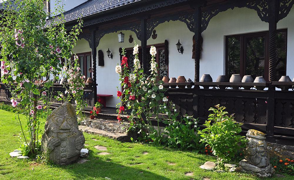 Bed & Breakfast Popamuseum Tarpesti Strada Muzeului Nr 28 Tirpesti Exterior photo