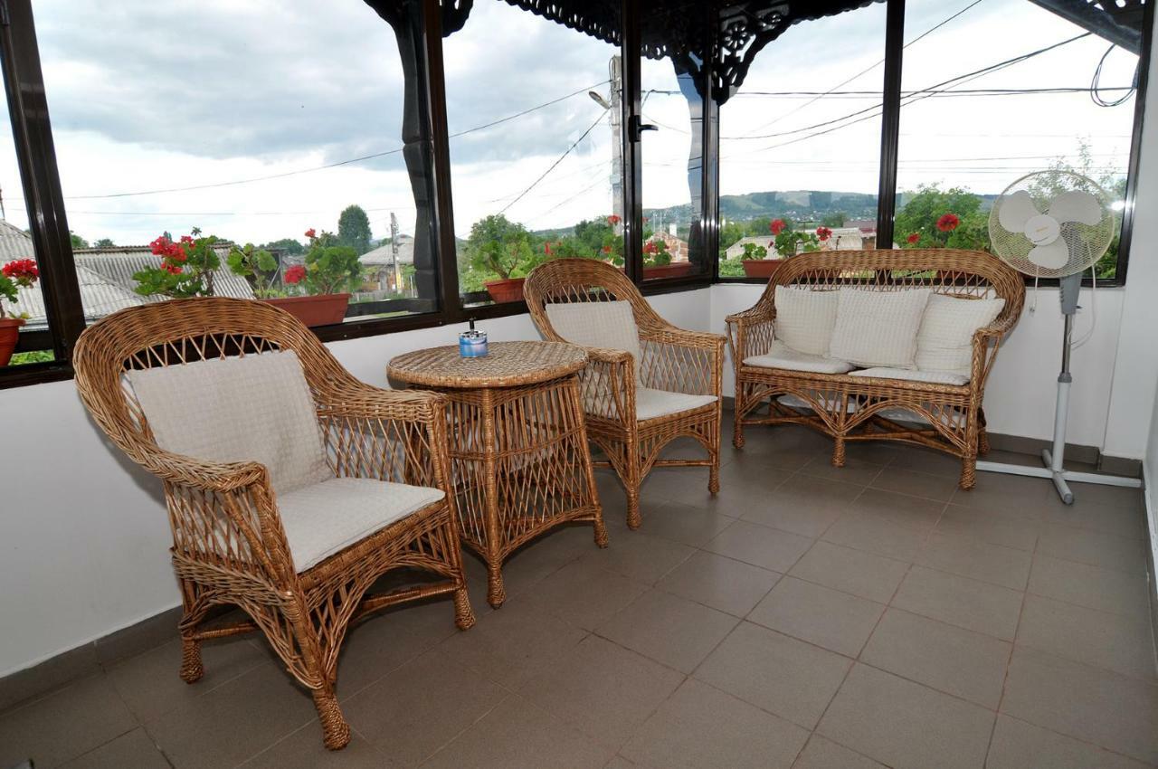 Bed & Breakfast Popamuseum Tarpesti Strada Muzeului Nr 28 Tirpesti Exterior photo